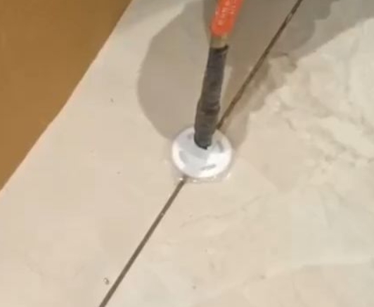 盐城市瓷砖空鼓维修公司专业解答瓷砖在铺贴过程中，如果没有涂抹均匀到位的粘结材料（如水泥砂浆或瓷砖胶），可能会导致以下问题
