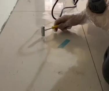 盐城市瓷砖开裂维修公司专业分享瓷砖在铺贴前如果没有沥干水分，将会导致以下问题