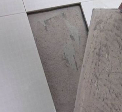 盐城市瓷砖空鼓维修公司分享瓷砖铺贴时如果打浆（即涂抹在瓷砖背面和基层上的砂浆或瓷砖胶）过少，会带来以下问题